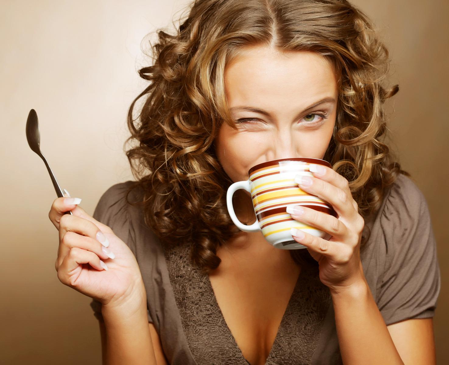 femme qui boit un café